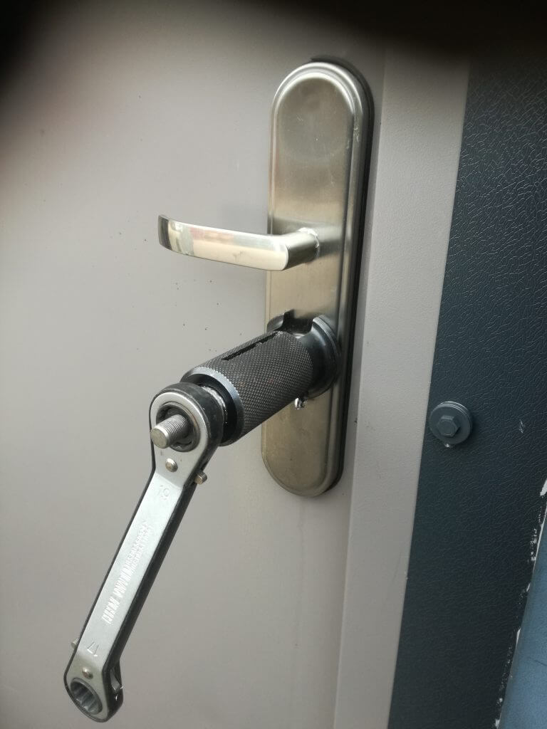 Steel door opening - locksmith