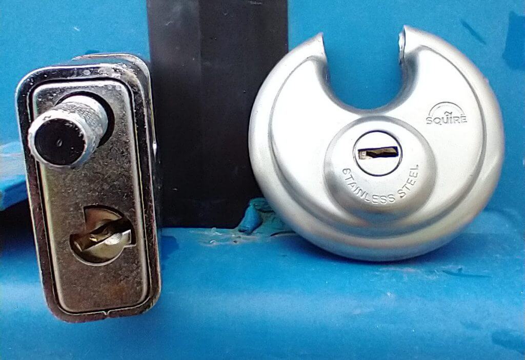 Padlock non destructive entry